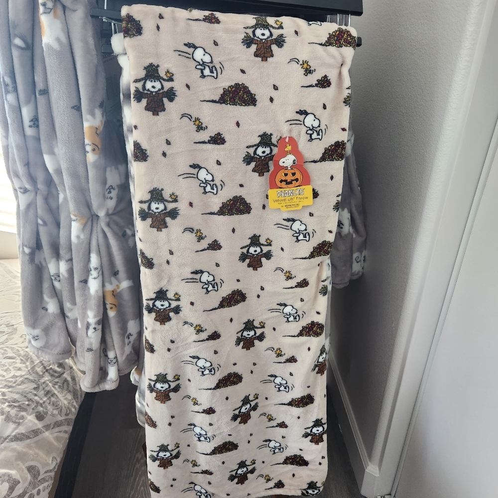 Berkshire peanuts throw blanket